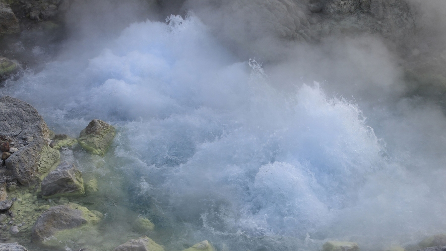 【玉川温泉自然研究路】源泉　大噴（おおぶき）1分間で約98℃の源泉が9000リットル噴出しています