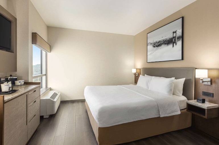 キングベッド1台/冷蔵庫付