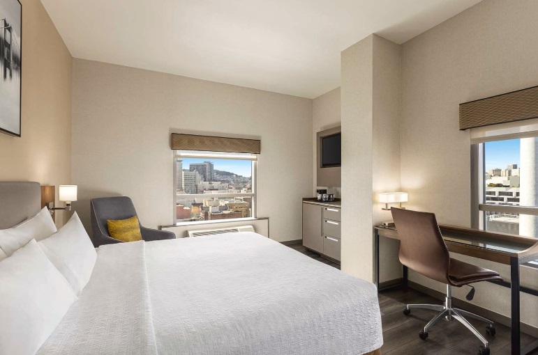 【シティービュー】キングベッド1台/冷蔵庫付