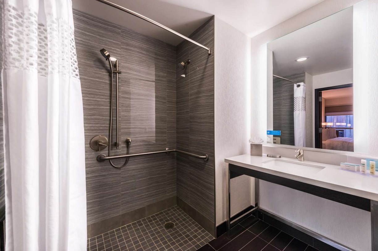 車椅子対応バスルーム　ロールインシャワー