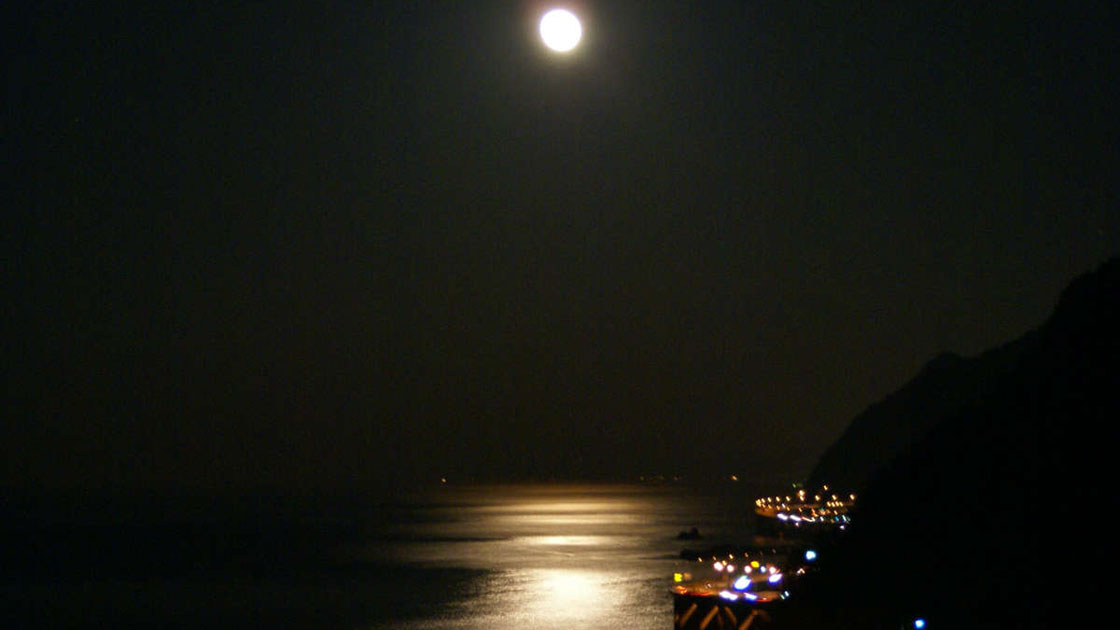 夜の親不知は月の光が海面に写り素敵です☆
