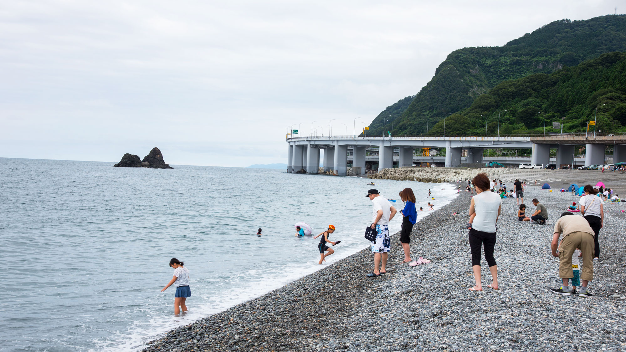 【親不知ピアパーク】海岸での石拾いが楽しい♪