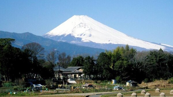 ホテル近くより真冬の富士山を望む