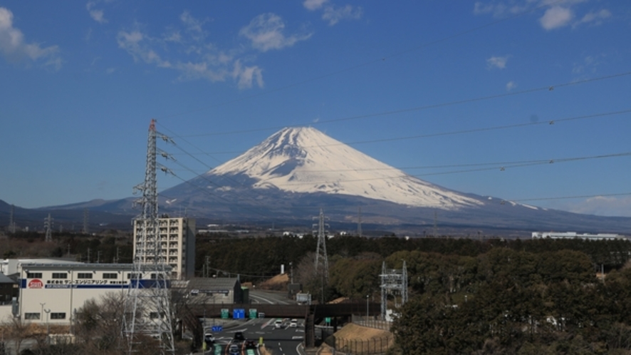 ホテル近くより、冬の富士山を望む