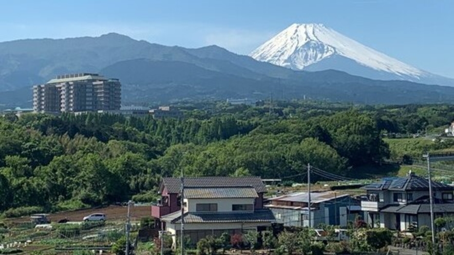 ホテルからの静岡がんセンターと富士山