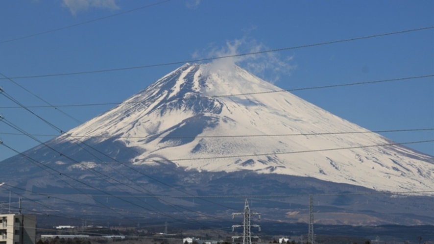 ホテル近くより、冬の富士山を望む