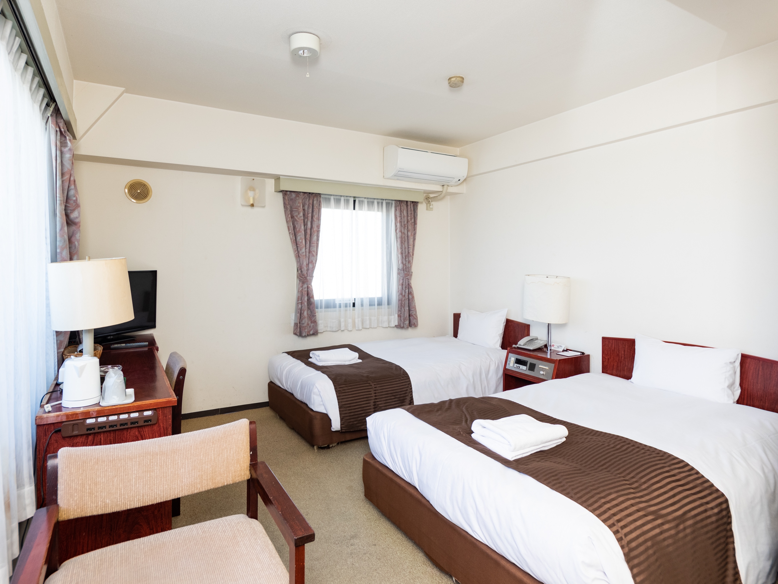 トリプルルーム23㎡　3セミダブルベッド配置