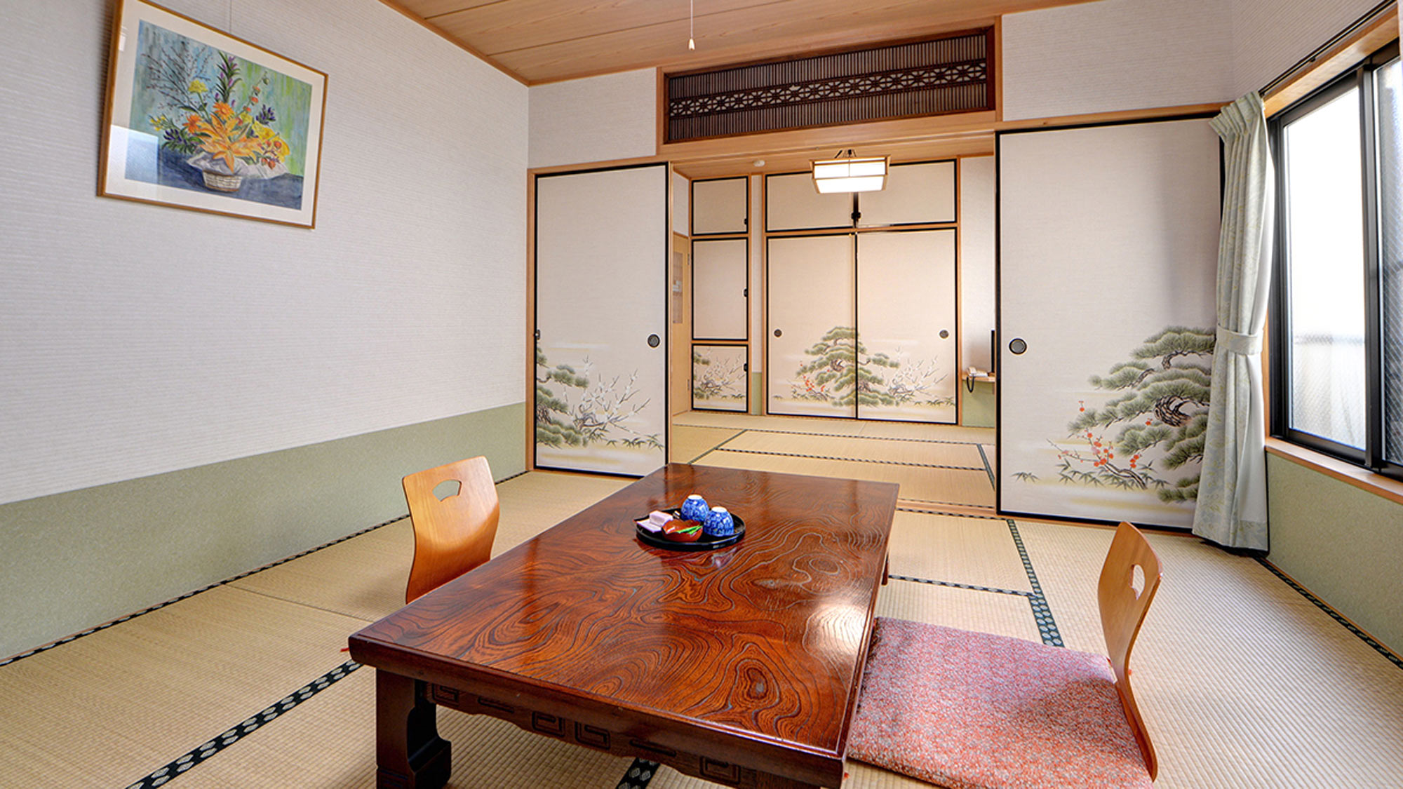 *和室14畳一例／昭和初期の欄間が美しい、当館で一番広いお部屋です。