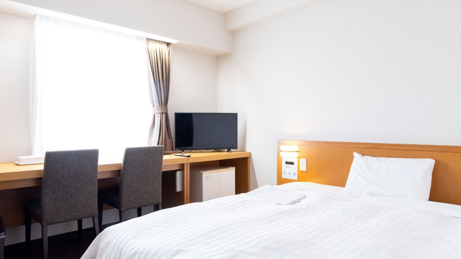 【クイーンベッド】広々としたクイーンベッドを備え、2名様でも快適にお休みいただける客室です。