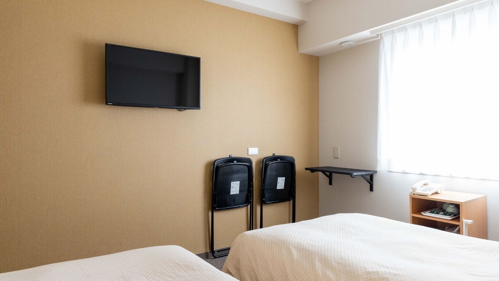 ベッドから見やすい位置にテレビを設置し、お部屋で快適な時間をお過ごしいただけます。