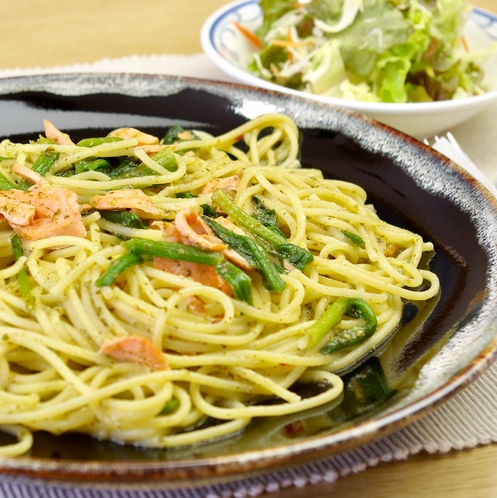 【レストラン】サーモンとほうれん草のジェノバパスタ