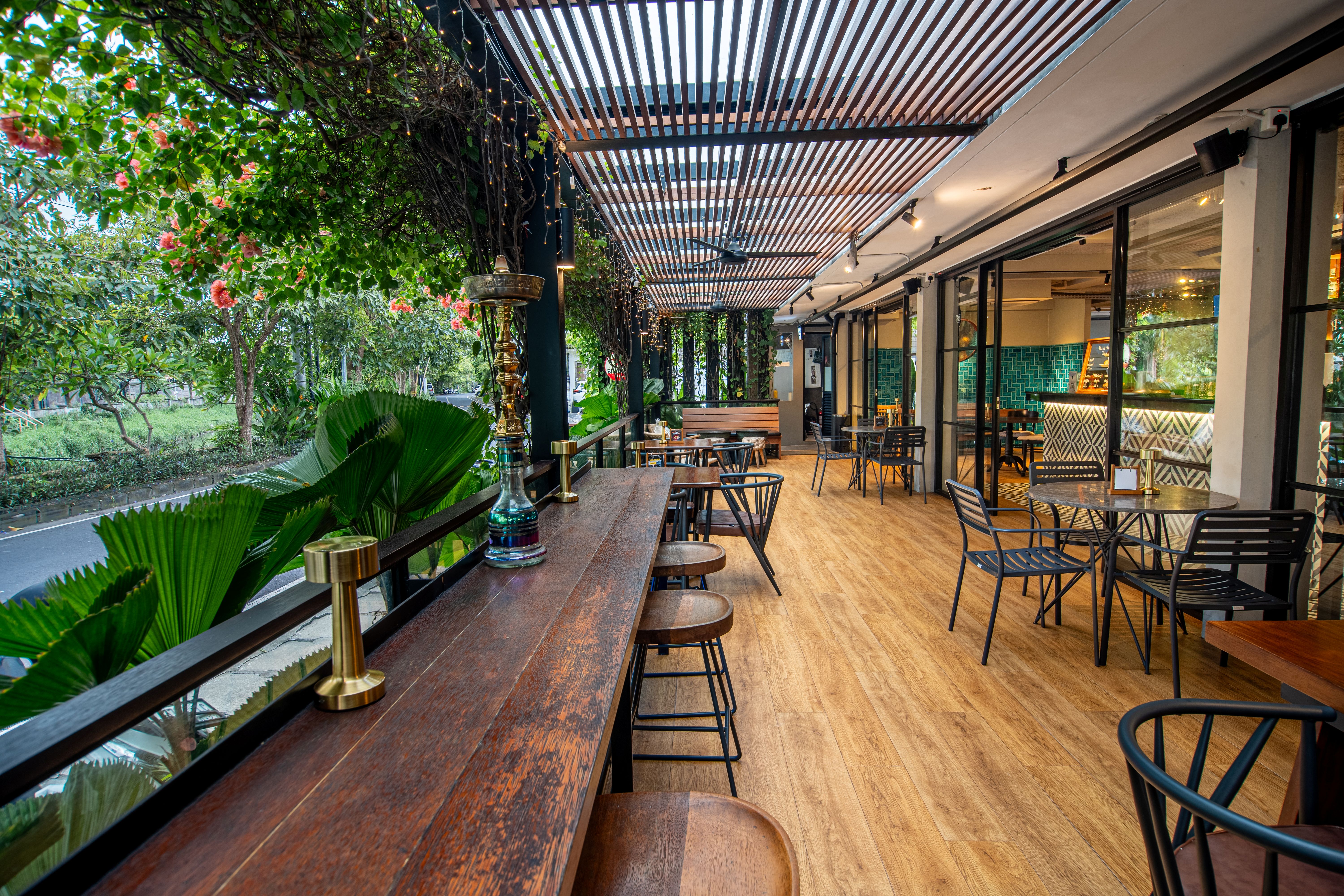 アビアカフェ＆バー