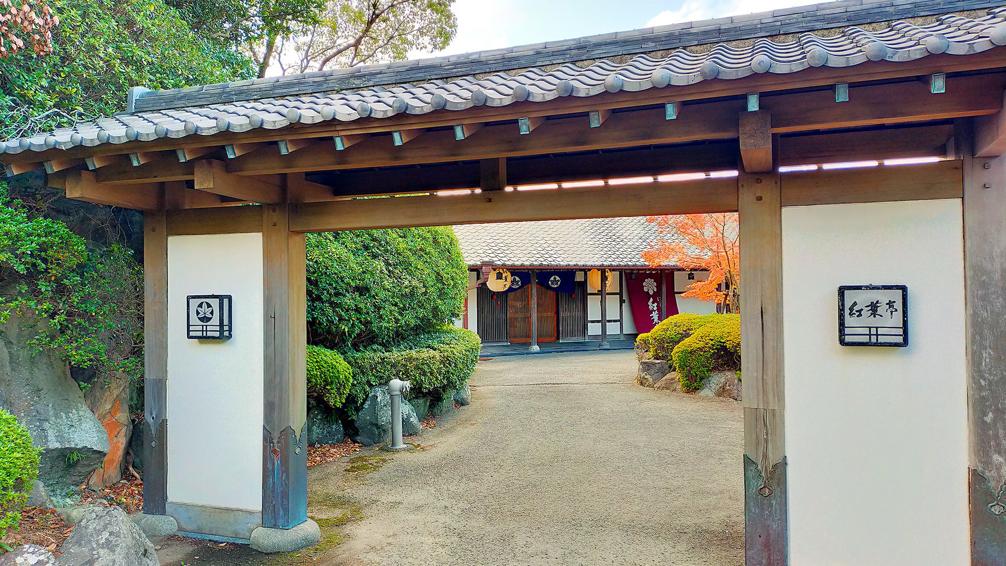 ◆和風旅館ならではの落ち着きのある正面玄関
