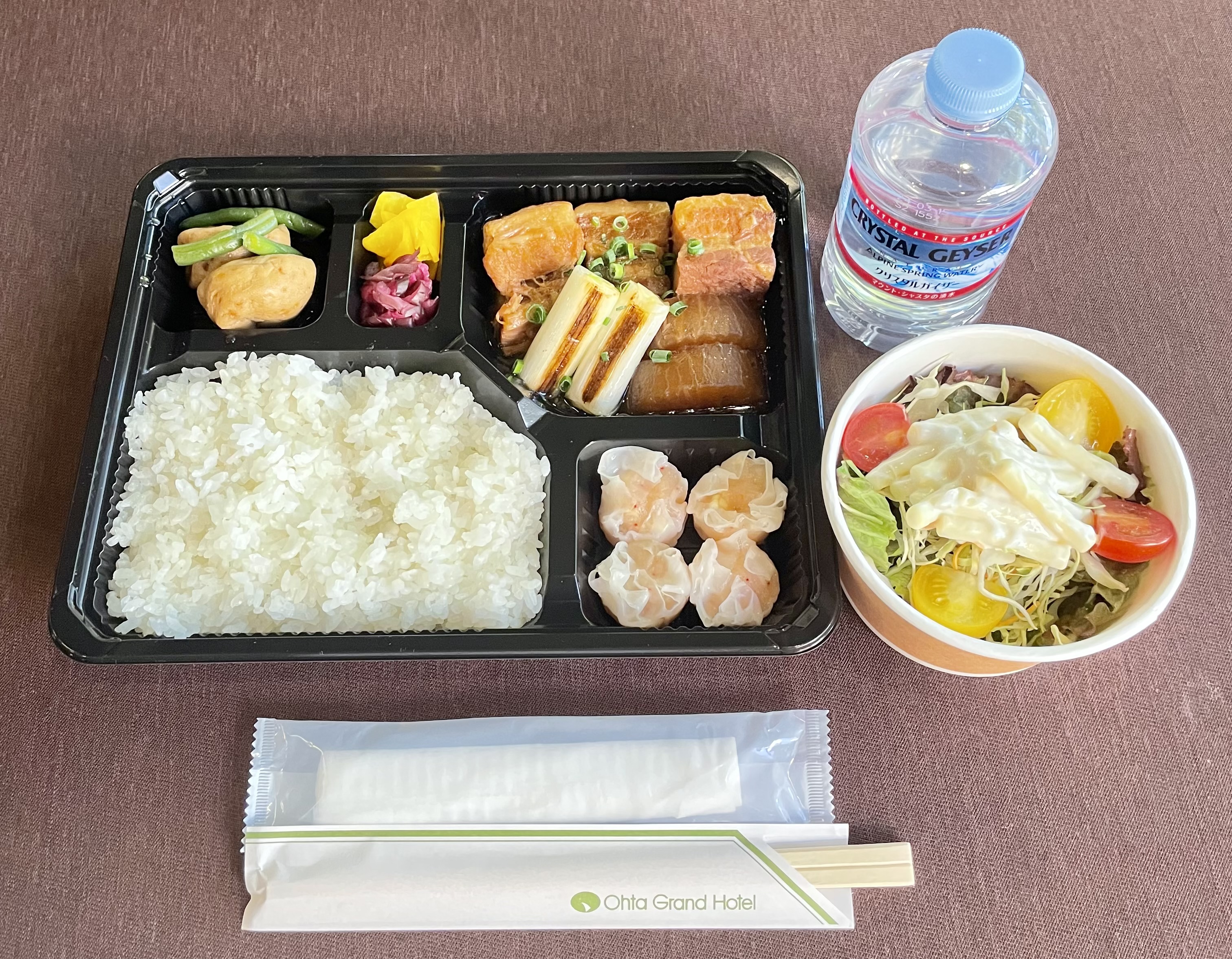 角煮弁当・サラダ・ミネラルウォーター付