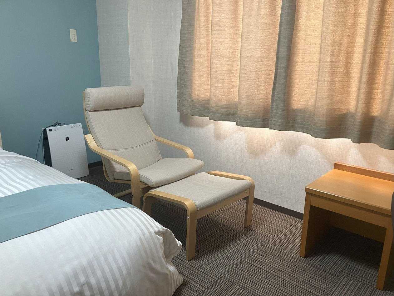 【素泊まり・禁煙・セミダブル】行橋駅西口より徒歩3分！ ベッド幅１２０センチ＆パーソナルチェア設置