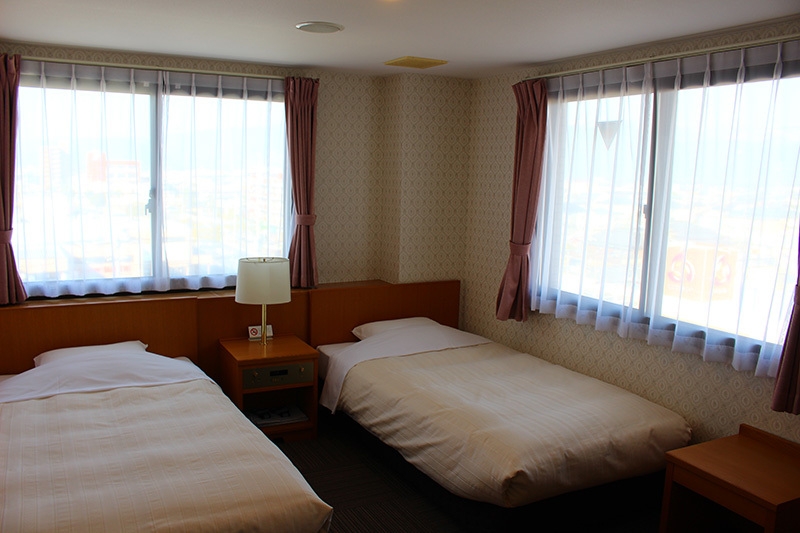 【素泊まり・禁煙・ツイン】行橋駅西口(特急停車駅)より徒歩3分♪　ベッド幅１１０cm×２台