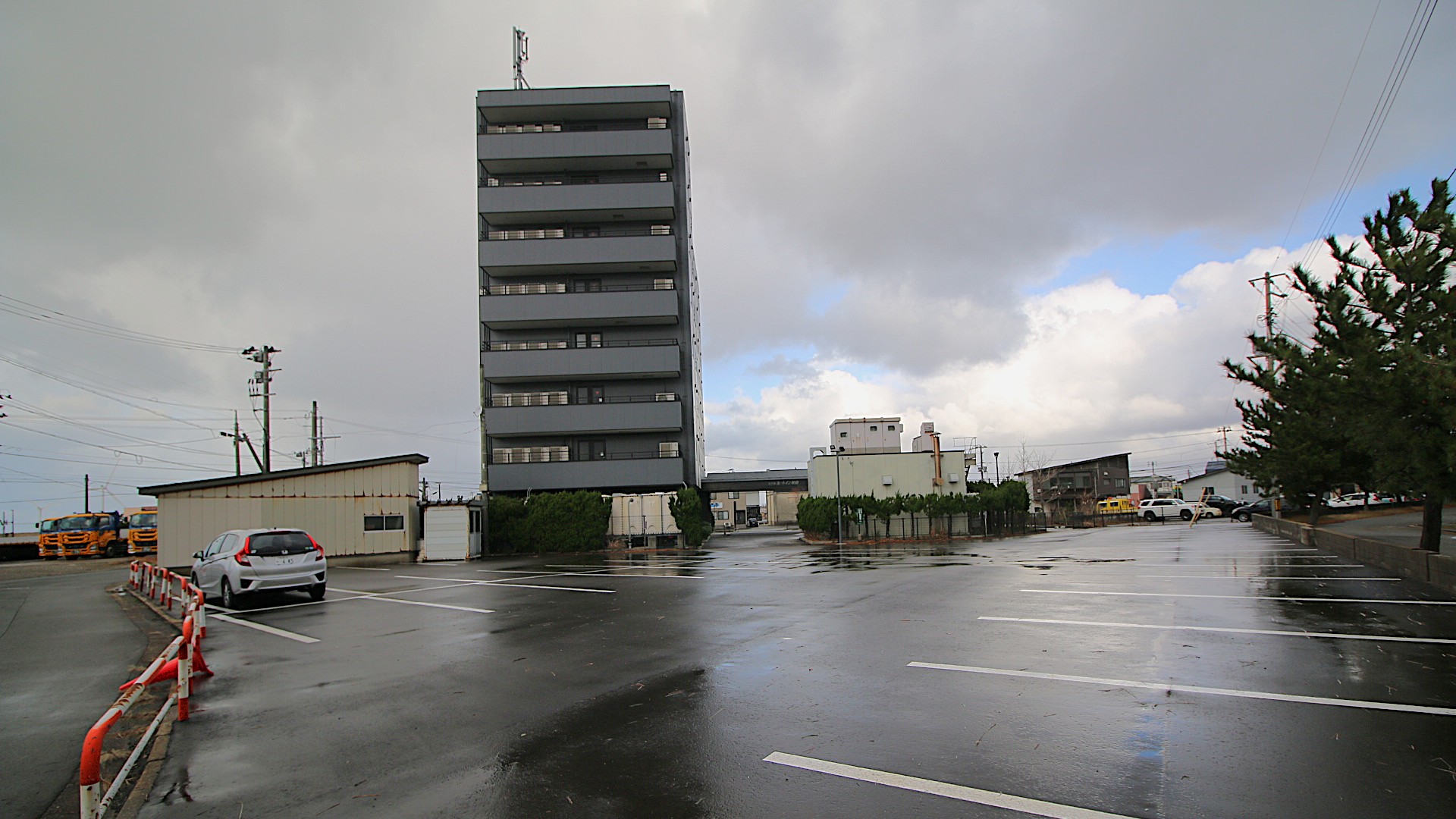 ホテル横側にも広い駐車場あります