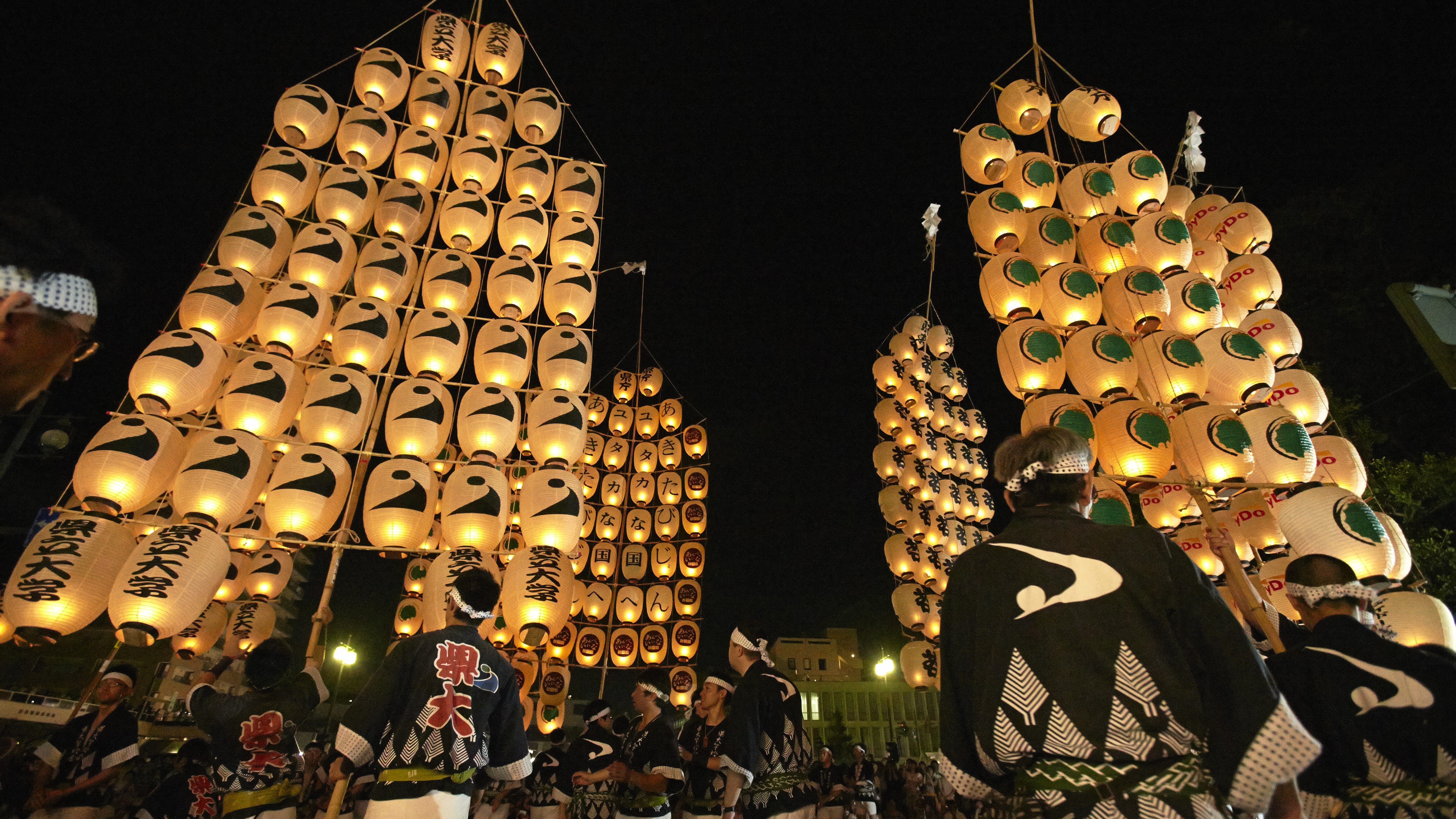秋田の夏の風物詩　竿灯祭り