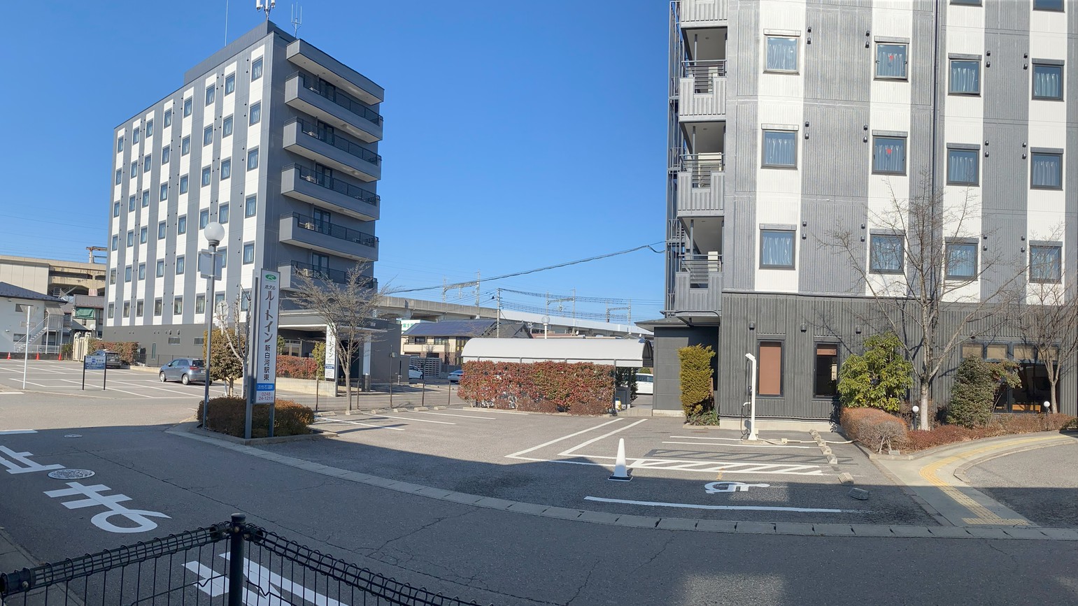 外観　(左)西館　(右)本館