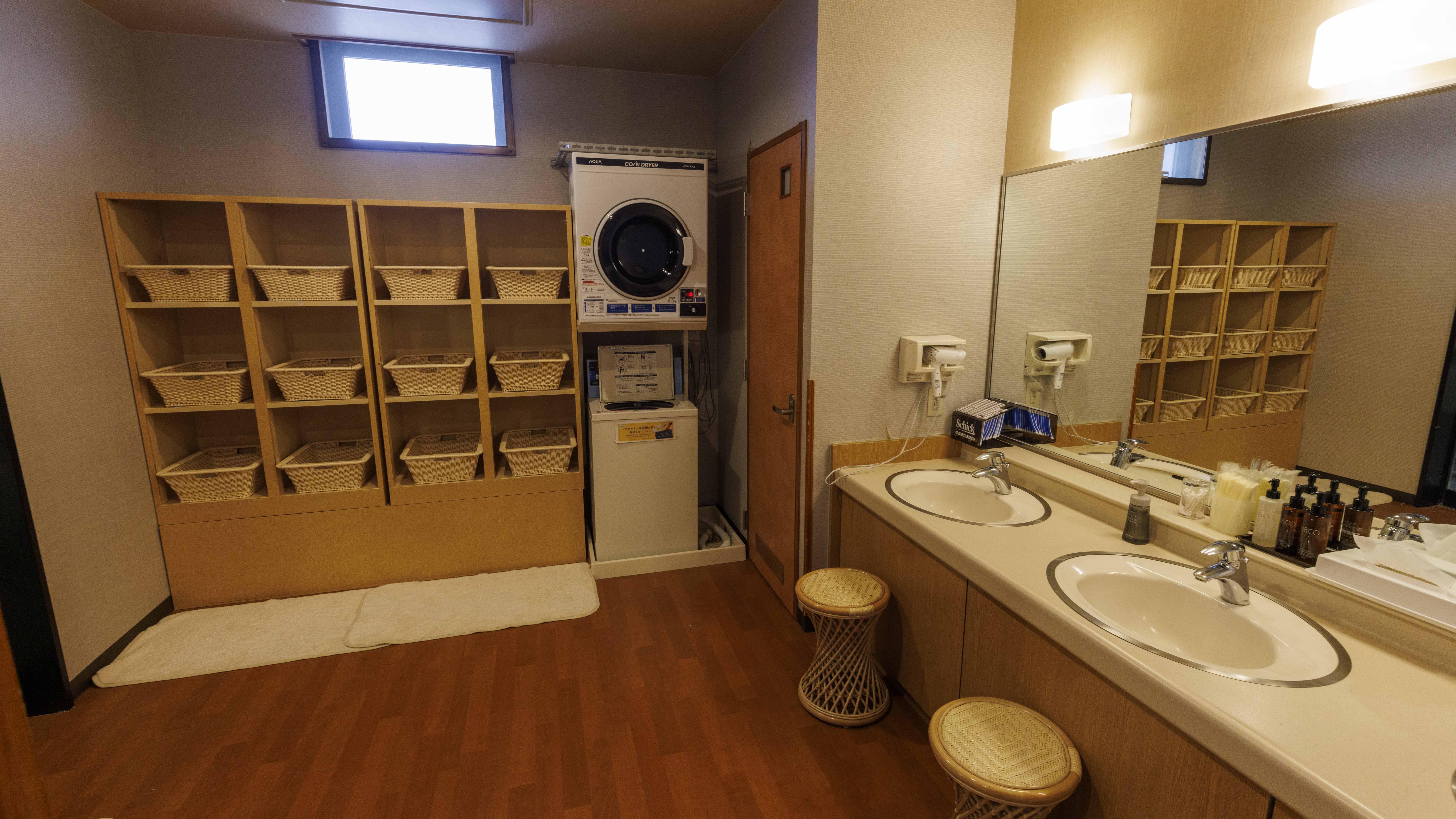 西館男性大浴場脱衣所