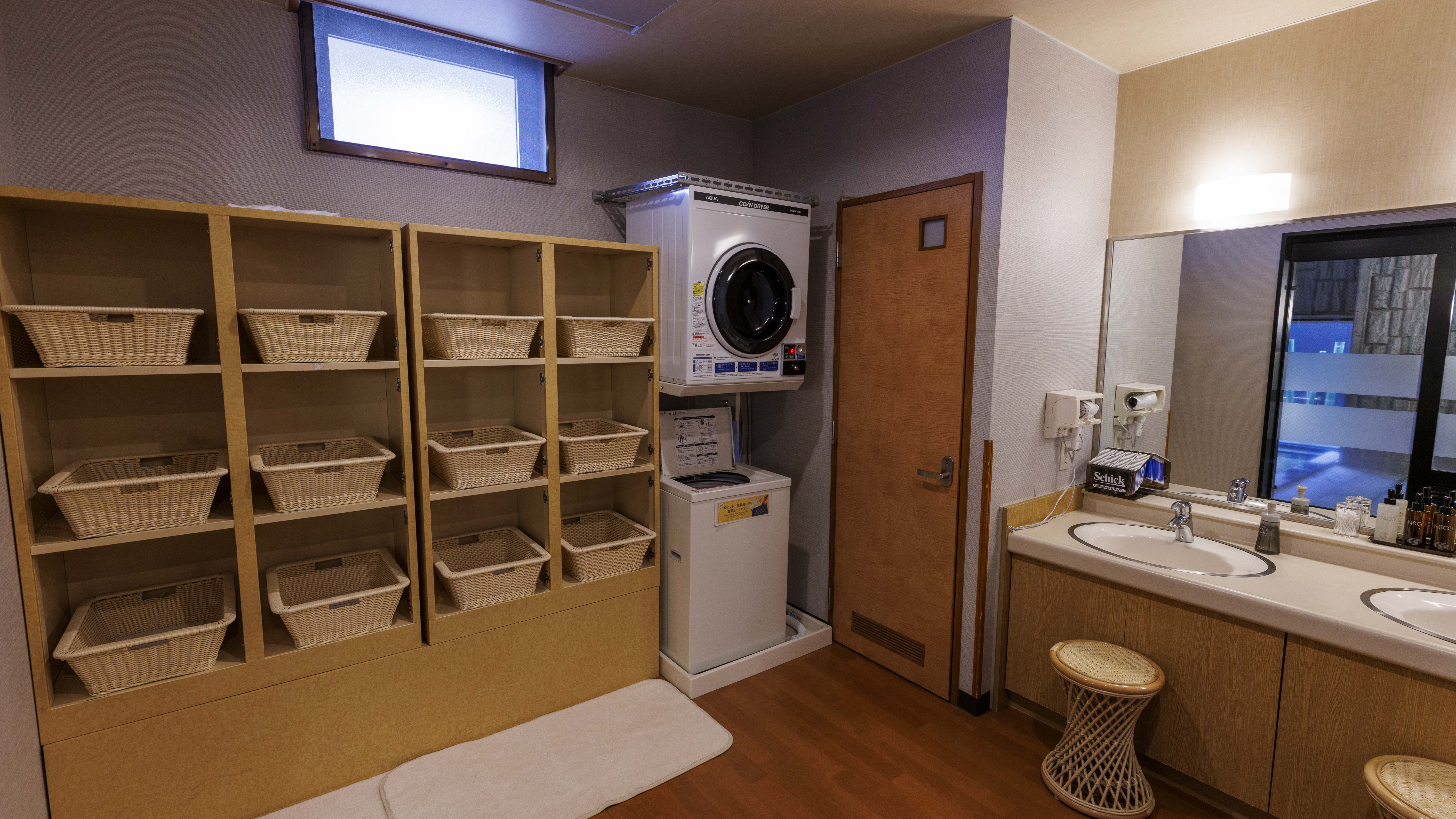 西館男性大浴場脱衣所