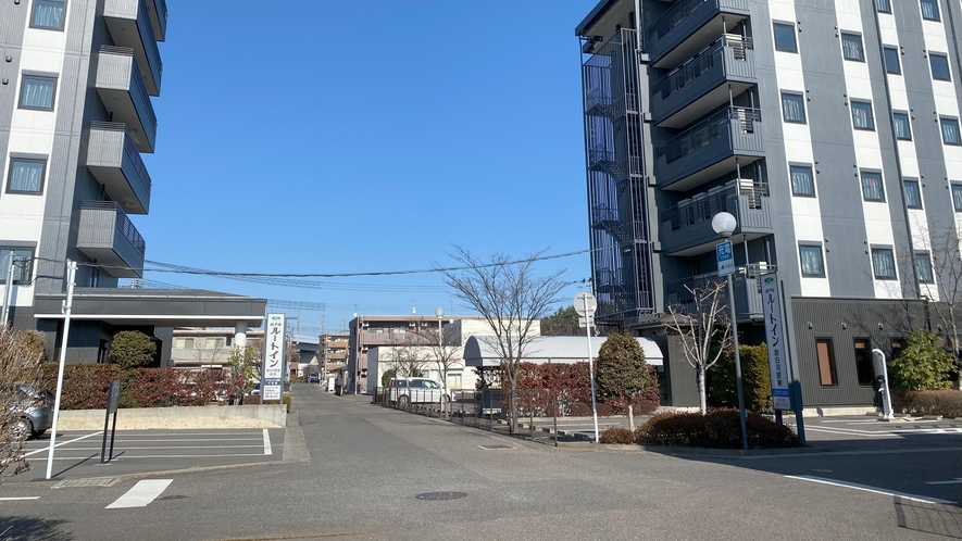 外観　(左)西館　(右)本館