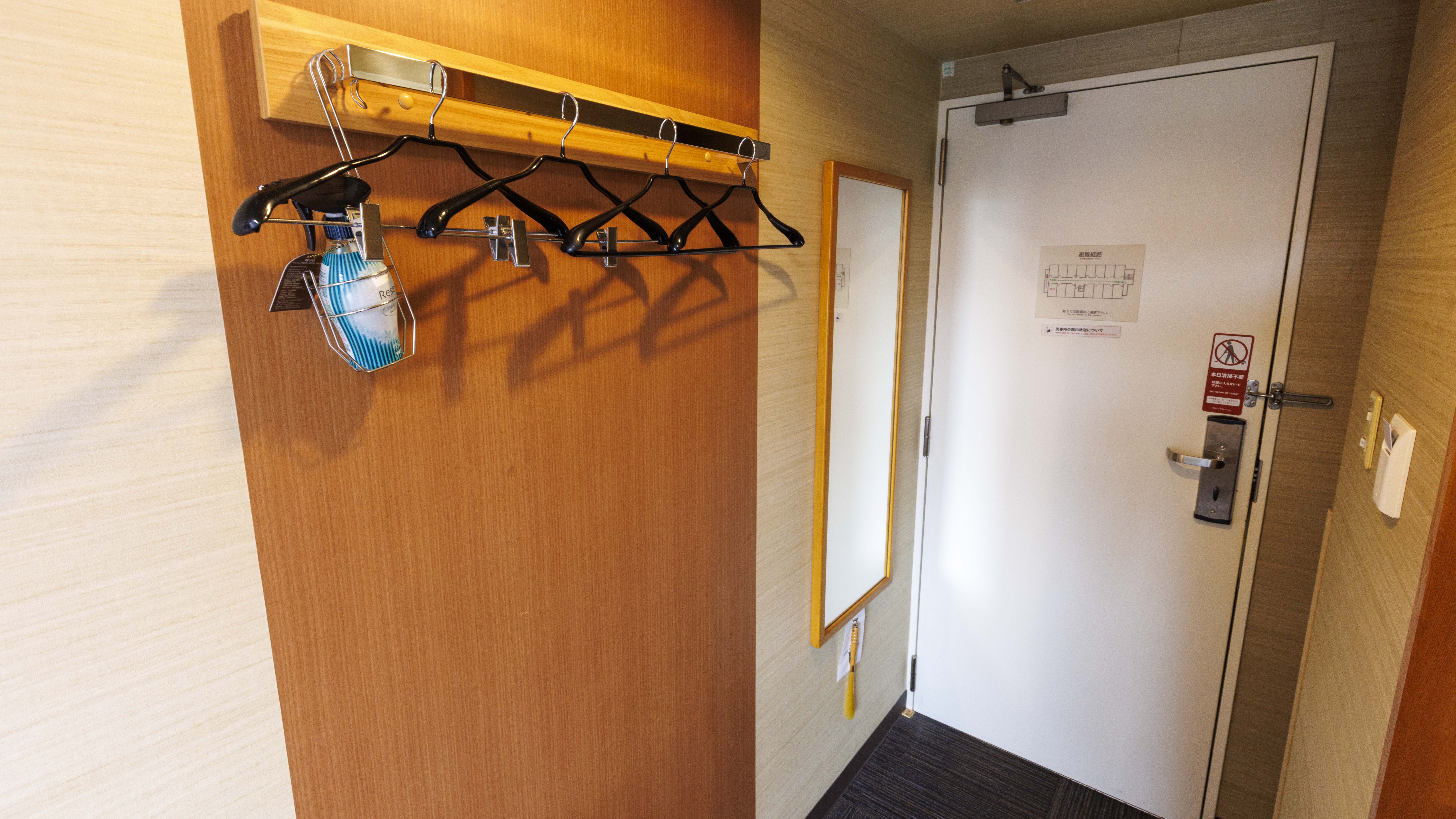 客室ハンガーラック