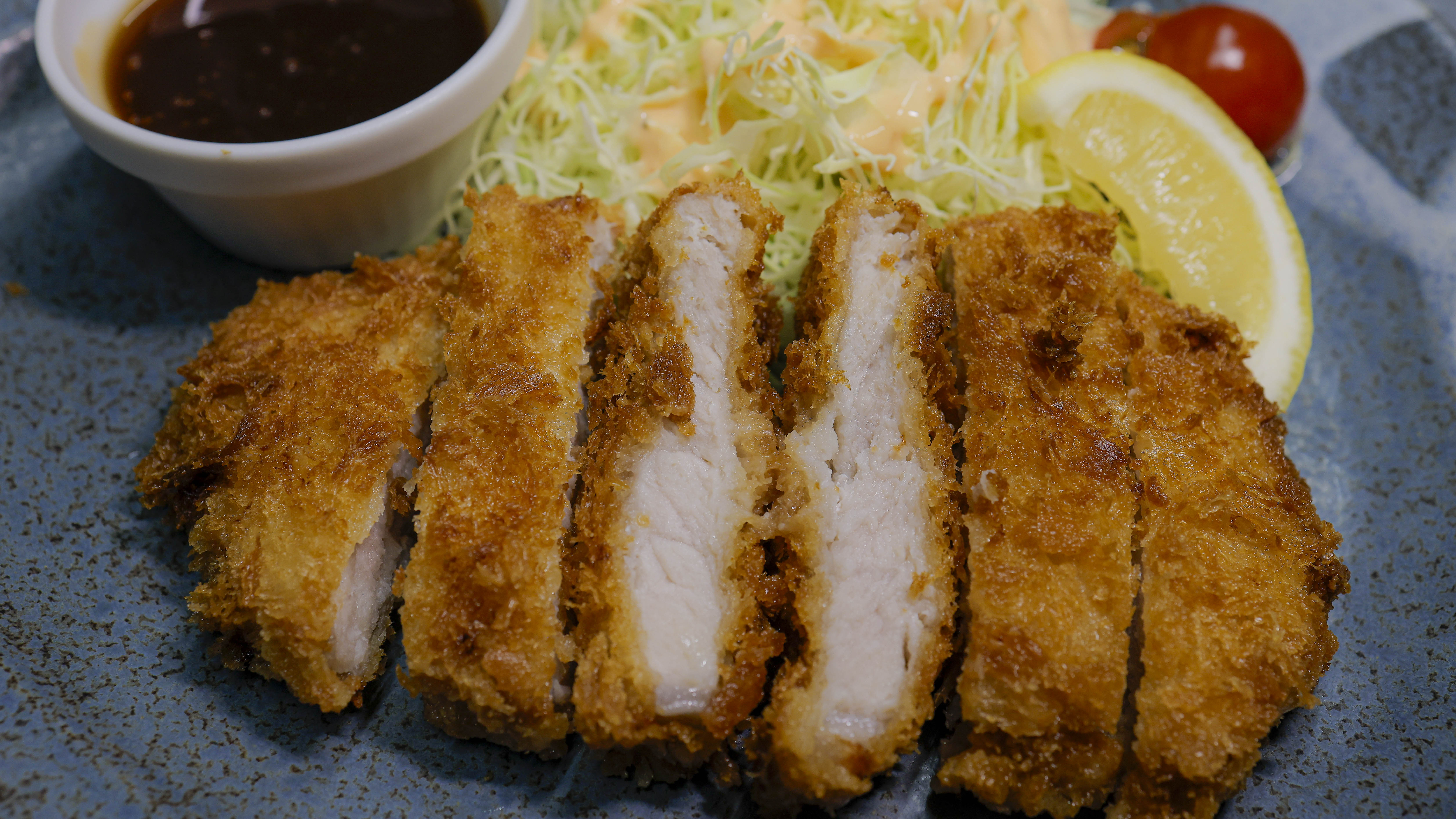 とんかつ（税込880円）