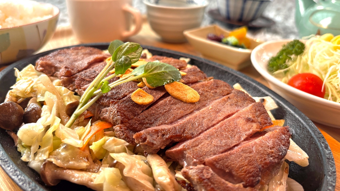 お手軽２食付！お一人ずつ選べる３種メニュー！＜骨付鳥(ヒナ)御膳・ステーキ御膳・海鮮刺身御膳＞