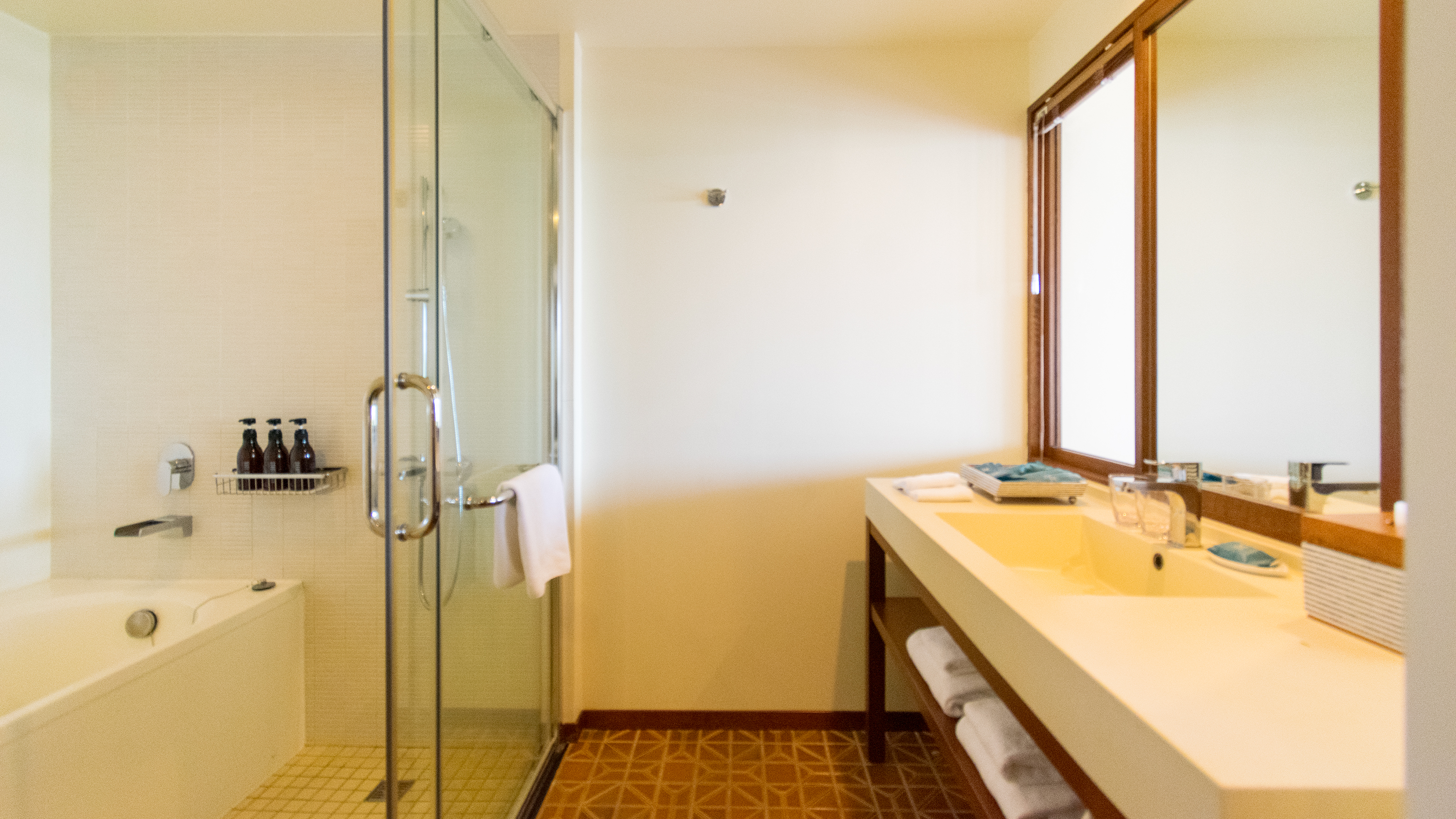 ナチュラルラグジュアリー　バスルームとパウダールーム