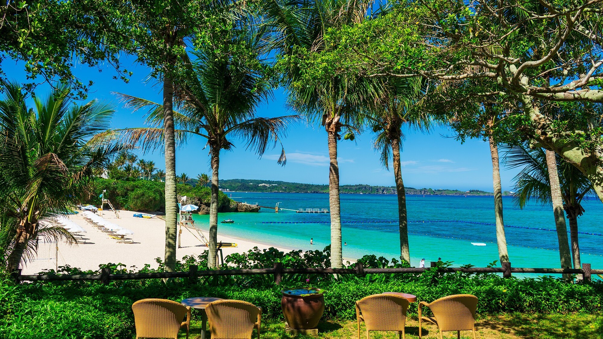 遊歩道沿いのベンチ