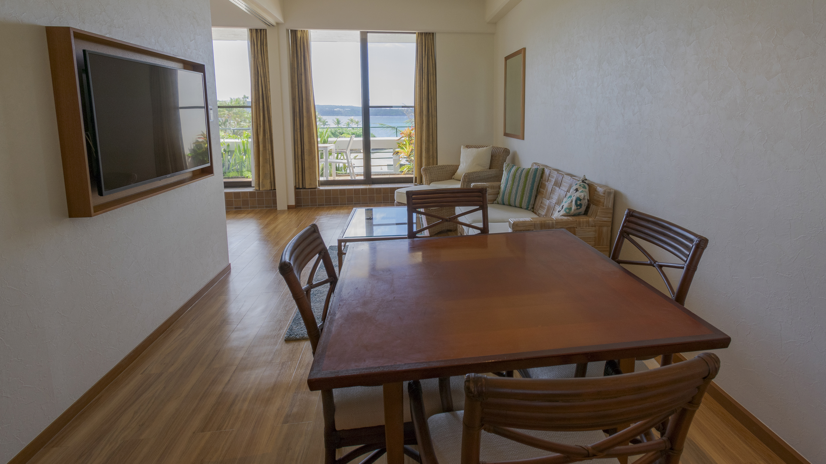 クラブプレミア　ダイニングテーブル