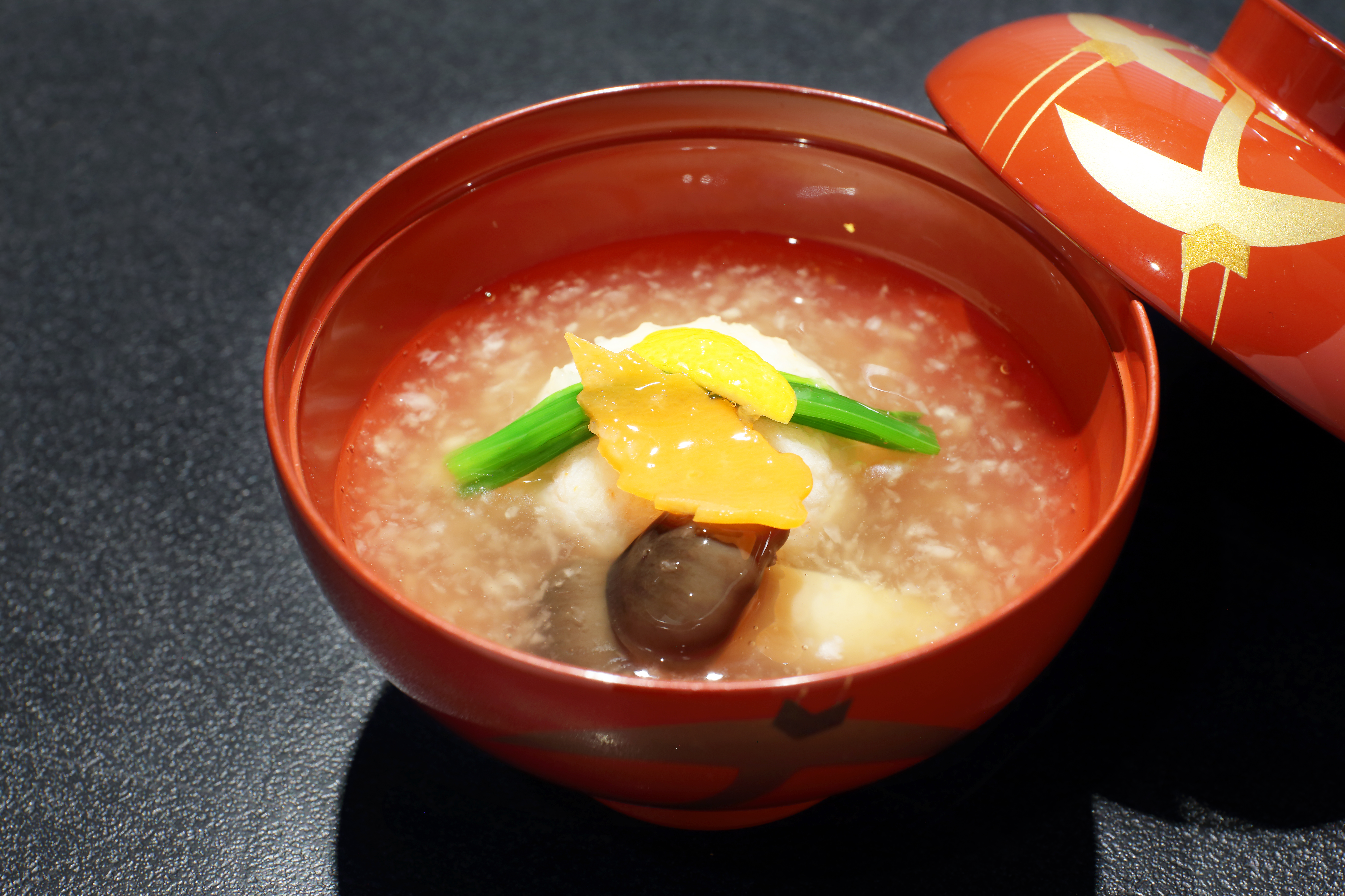 料理　お椀　／　秋　聖護院蕪摺り流し仕立て