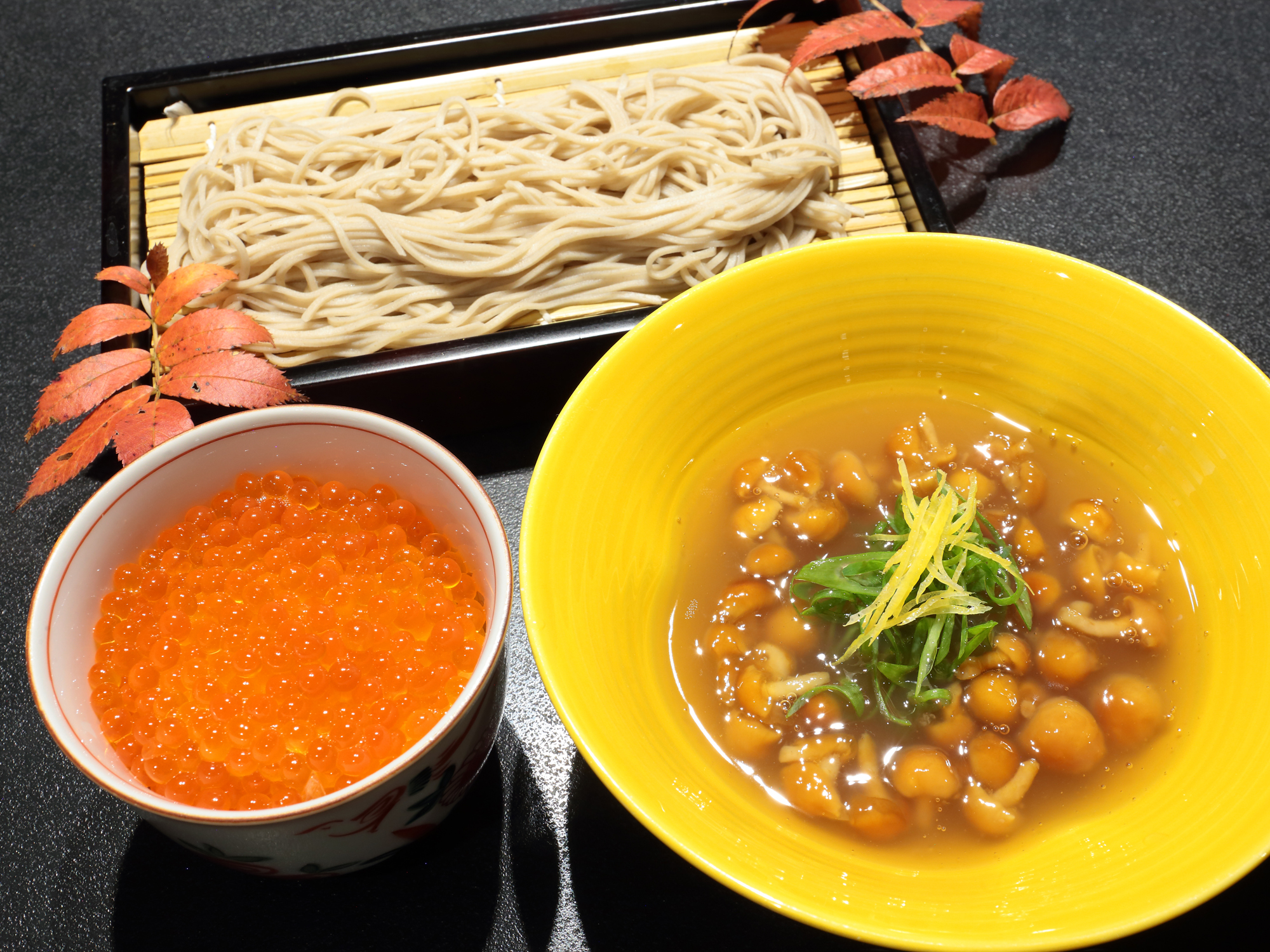 料理　食事　／　秋　いくら御飯　なめこ蕎麦