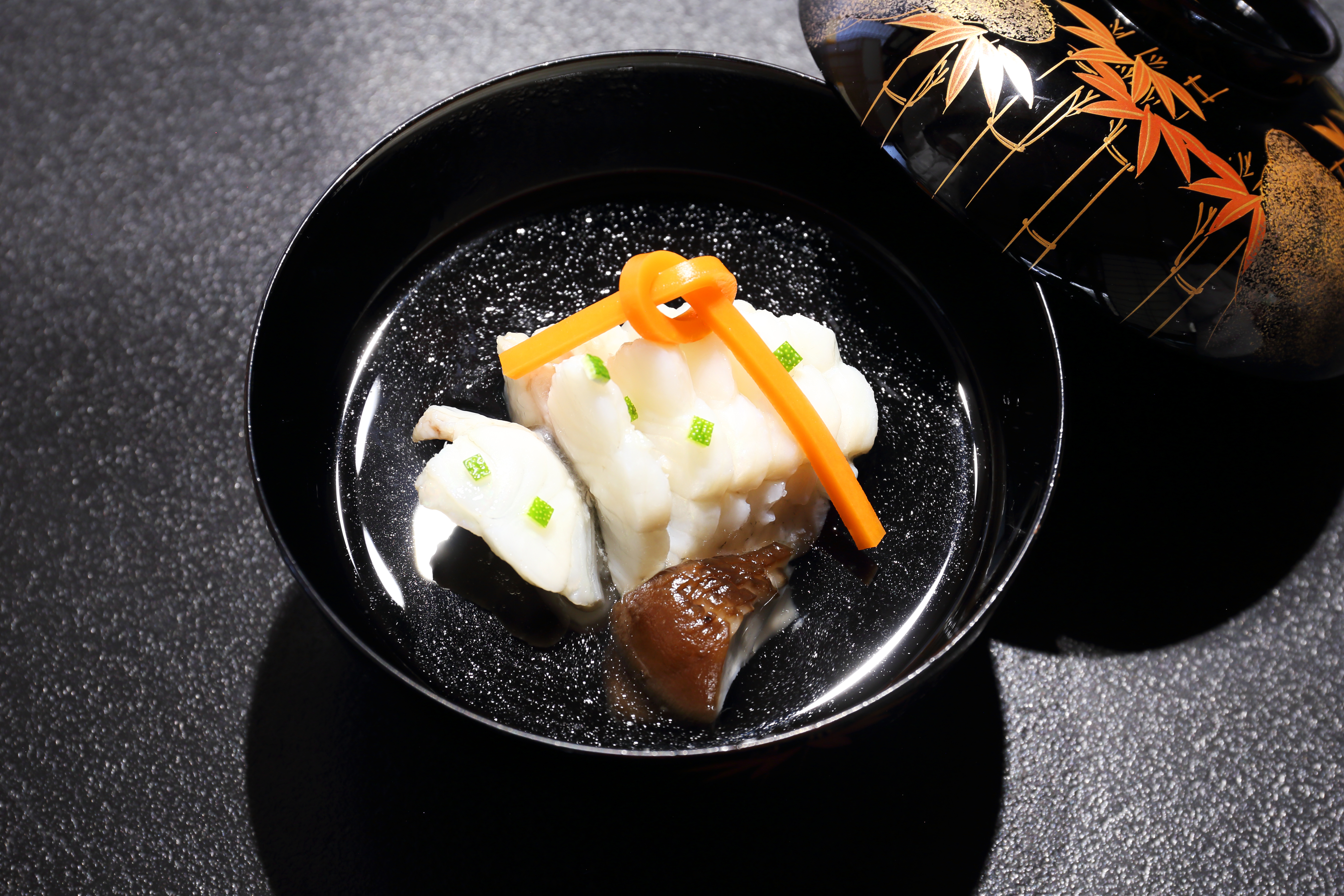 料理　お椀　／　春　鮎魚女葛打ち