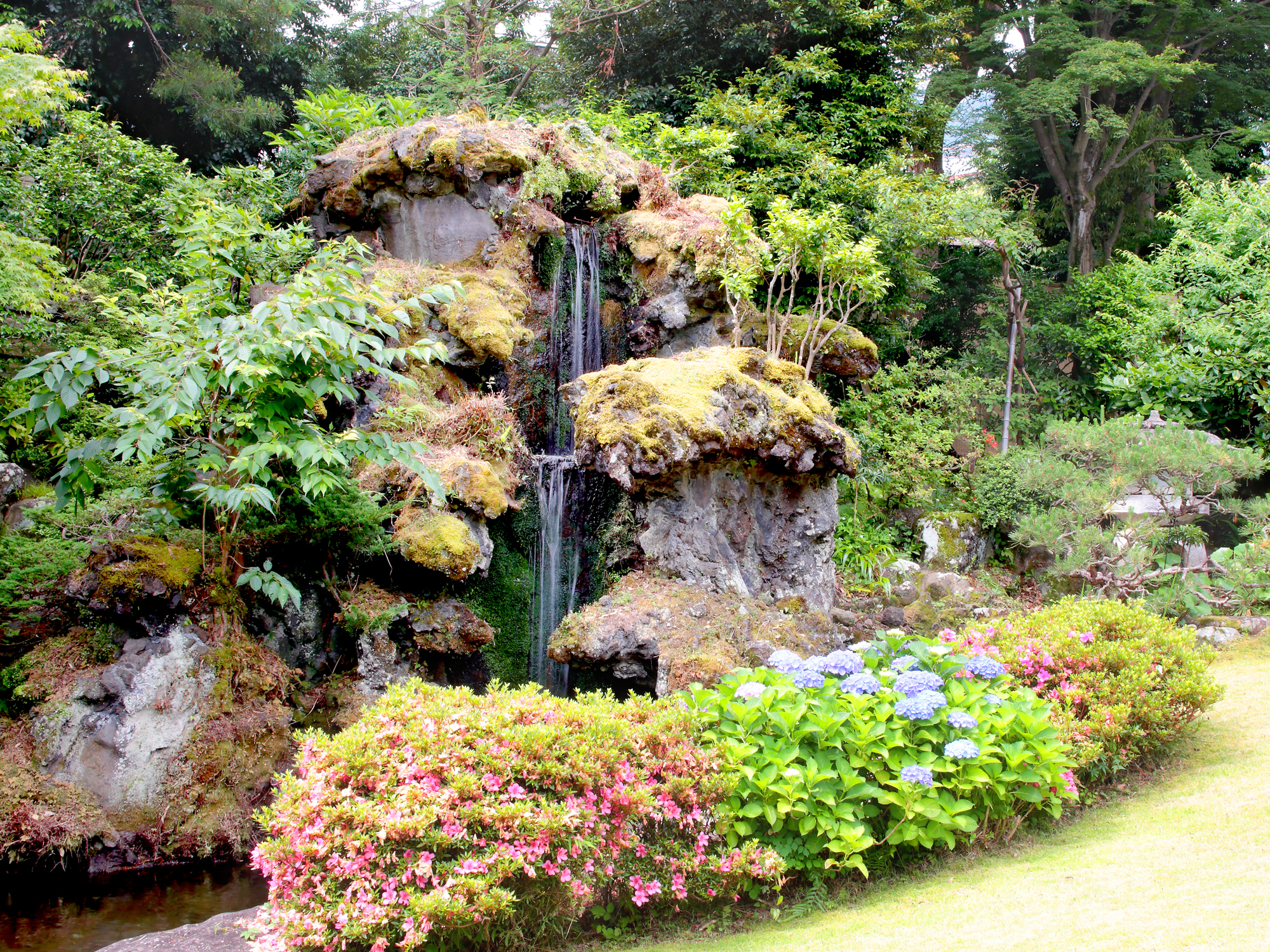 日本庭園　築山（つきやま）