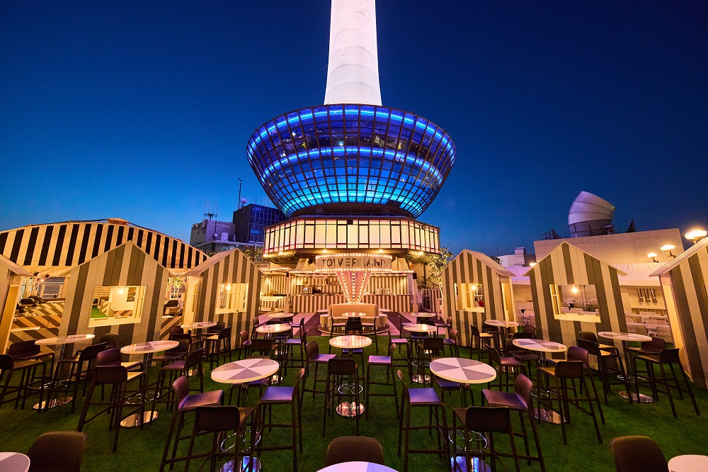 絶景のルーフトップ「TOWERLAND」にて、食とエンターテイメントの融合をお楽しみください。