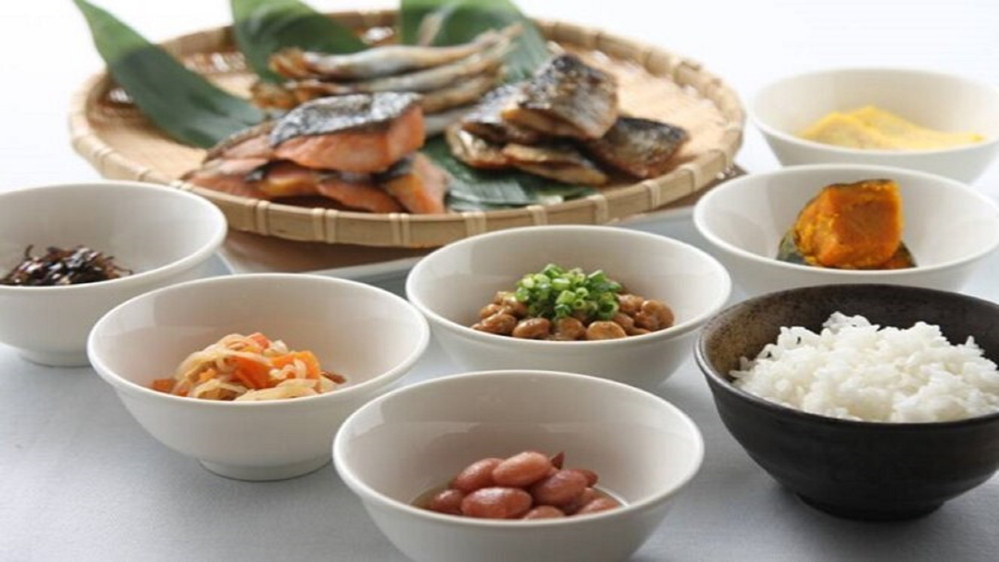 朝食バイキングイメージ：焼き立ての魚や朝ごはんの定番の納豆！和食の種類も豊富！