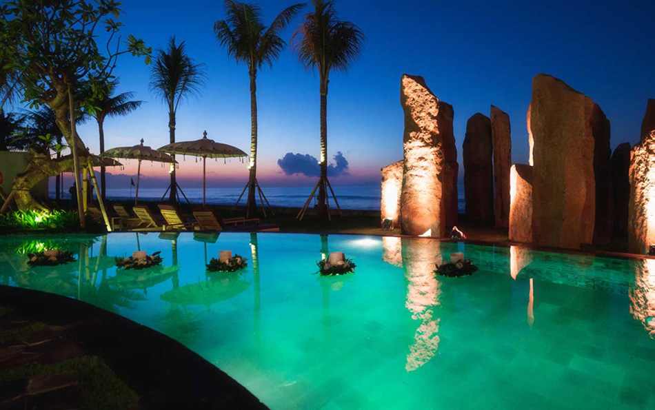 ナイトタイムのプール