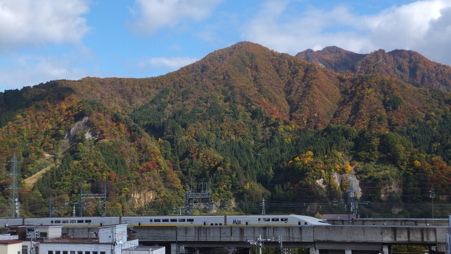 【客室からの眺望　秋】（眺望客室）