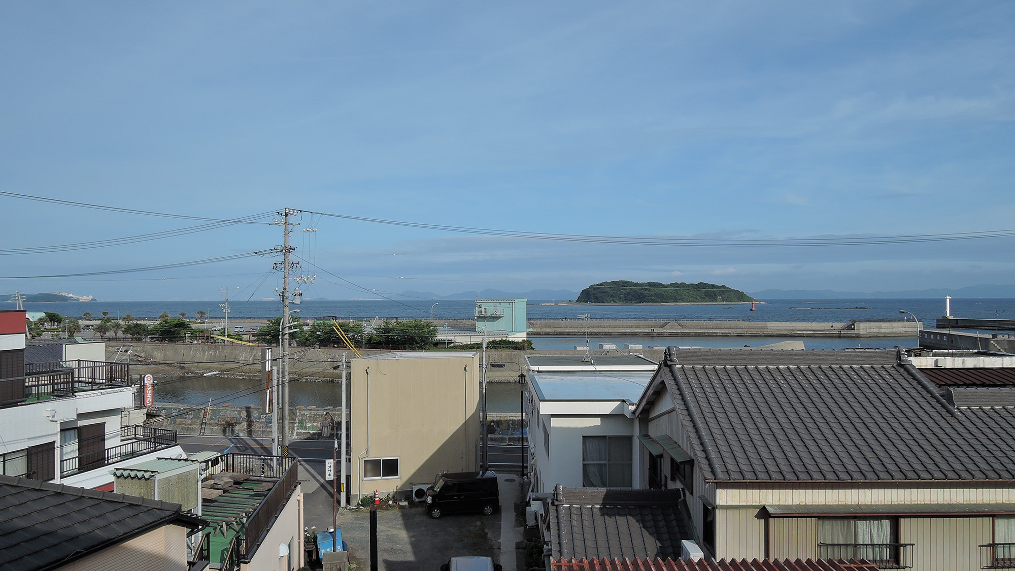 *【お部屋】窓から海に浮かぶ梶島が見えます