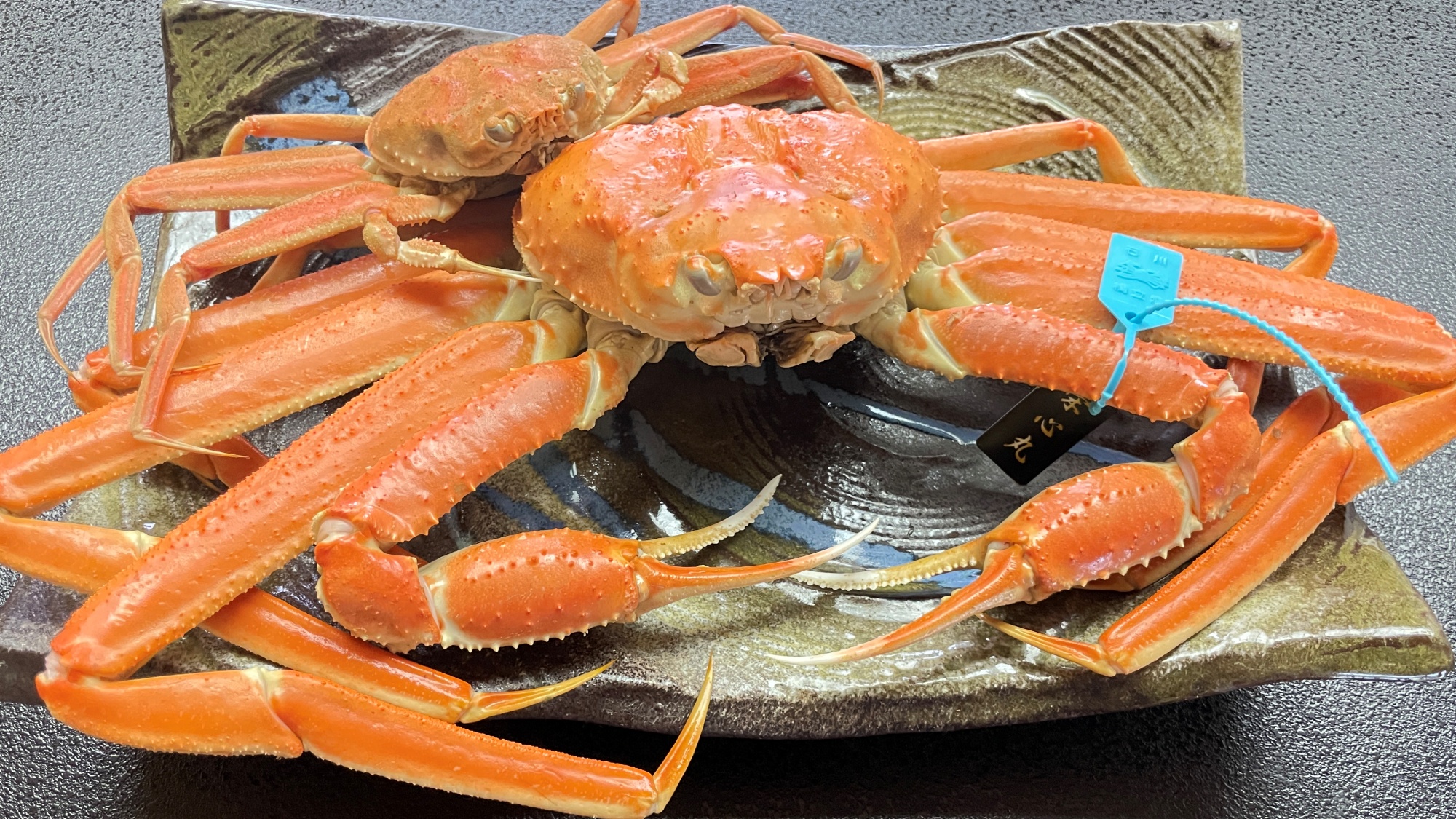 かに・荒磯料理 志麻の加能ガニ。青いタグが付いた茹でガニの姿盛り