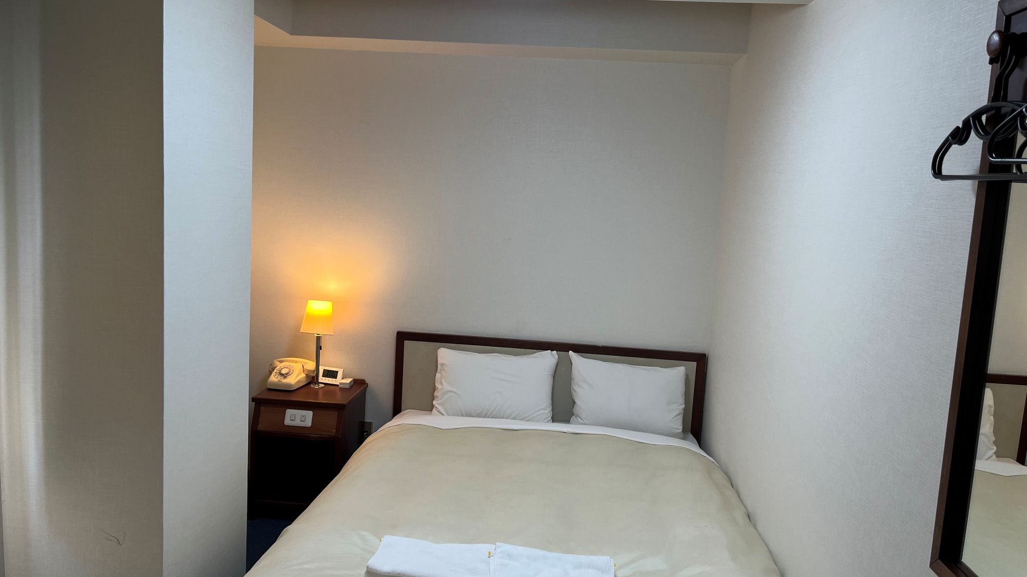 ダブル【8平米／140センチ幅ベッド/バストイレ共用】