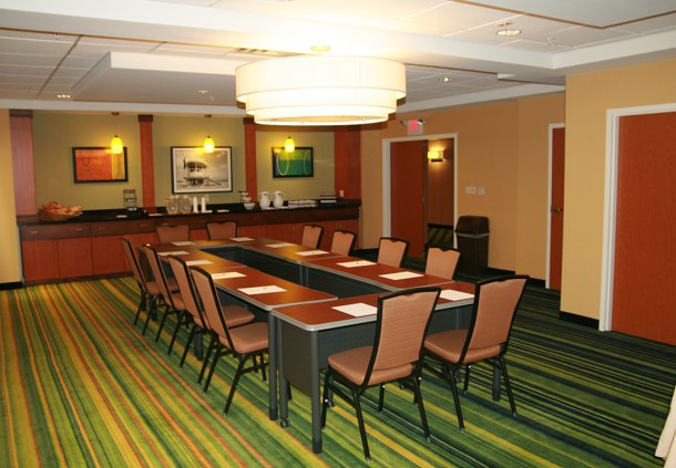 会議室（ハロウスクエア（中央を空けて周りにテーブルを長方形に並べる）形式のセットアップ）