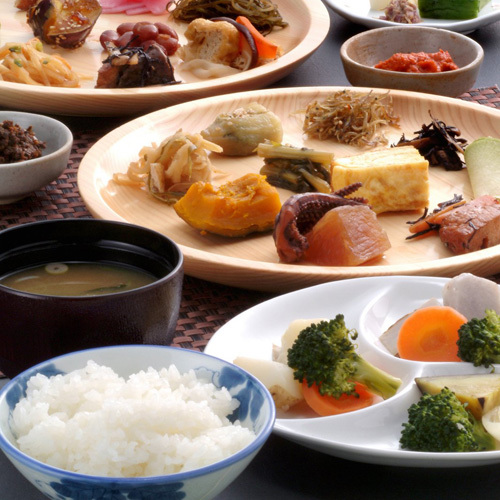 *Breakfast example/Breakfast includes rice cooked in a rice bran pot from Minamiuonuma and a buffet of traditional country cuisine with an emphasis on health!