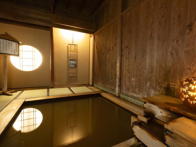 大浴場月みかげの湯・開運茶室露天風呂まるで茶室のような畳敷きの露天風呂。
