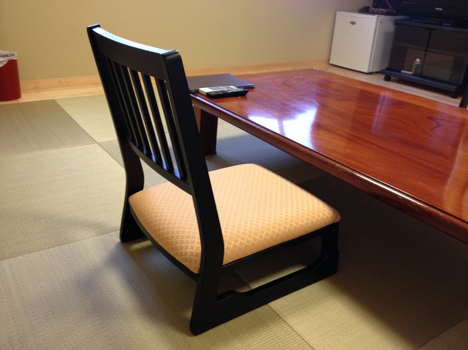[Ghế thấp trong phòng khách] Tất cả các phòng đều có chiều cao ghế khoảng 22cm, thoải mái cho phần lưng dưới.