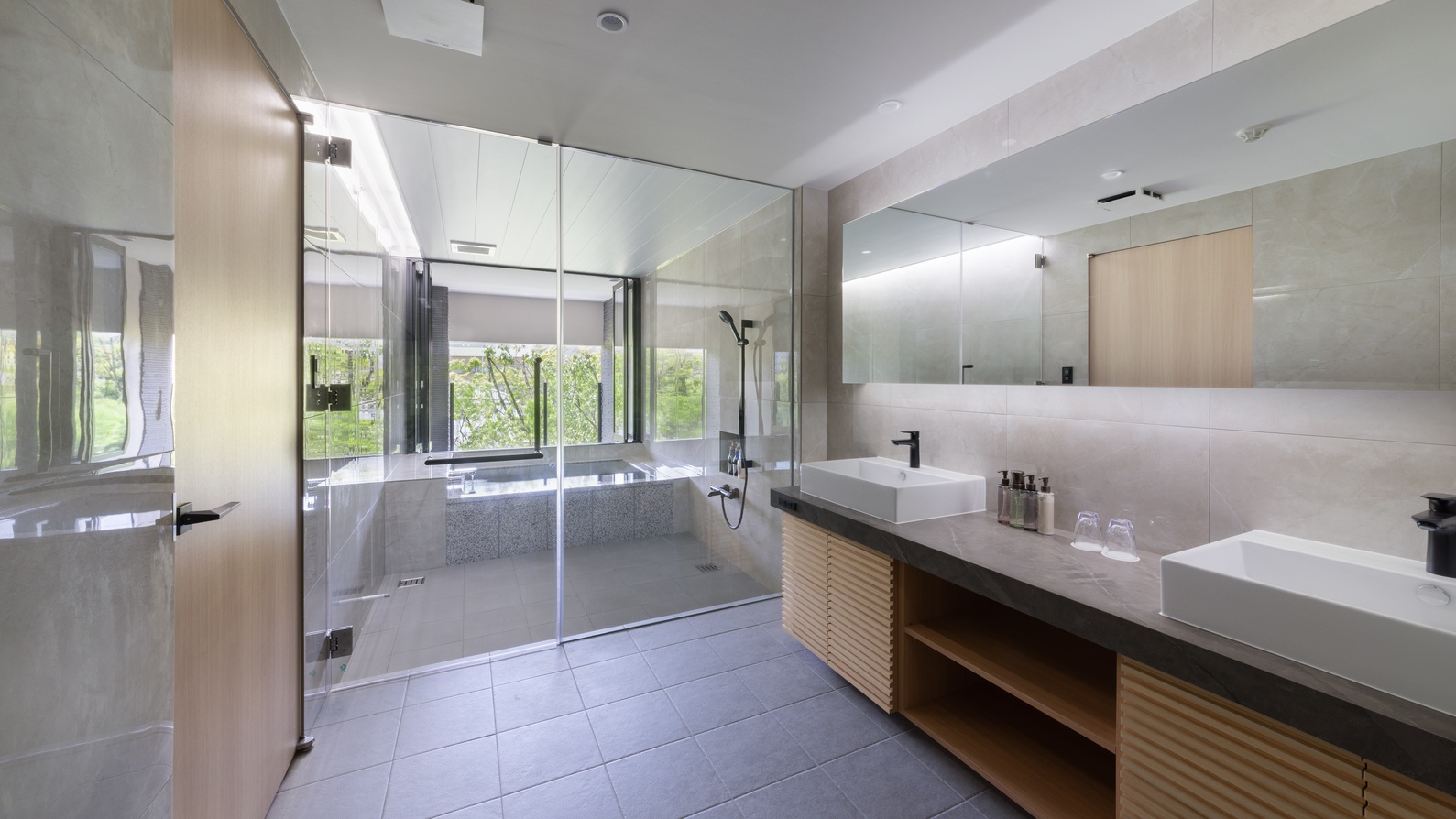 【新客室】全１２室温泉LUXURY～２人で入浴できる半露天風呂付客室