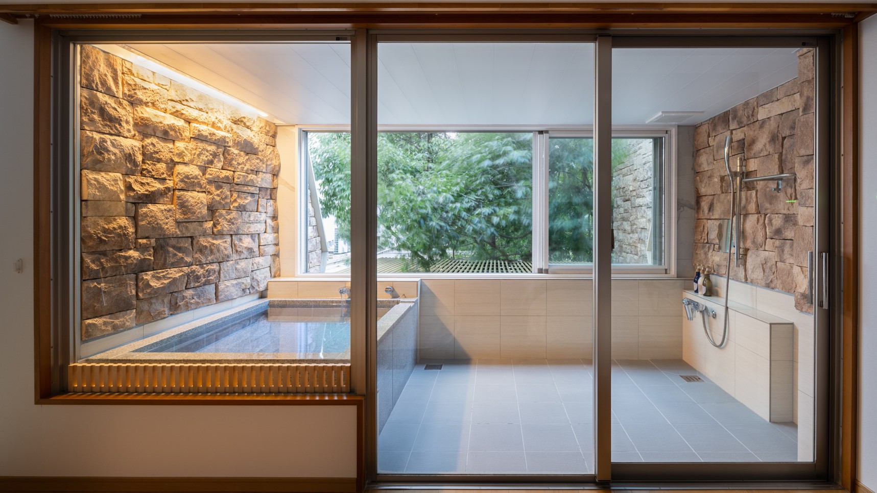 デラックス60㎡和洋室Ｄ（緑と石壁の露天風呂）