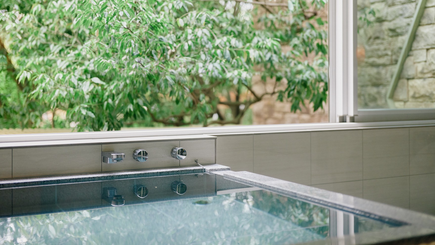 デラックス60㎡和洋室Ｄ（緑と石壁の露天風呂）